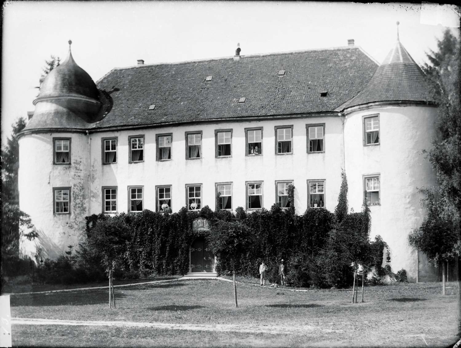 Schloss Eberstadt, Ansicht von Osten. Die ehem. Wasserburg der Freiherren Rüdt von Collenberg. Bild: Karl Weiß, ca 1900 - Repro: Bezirksmuseum Buchen Schloss Eberstadt, Ansicht von Osten. Die ehem. Wasserburg der Freiherren Rüdt von Collenberg. Bild: Karl Weiß, ca 1900 - Repro: Bezirksmuseum Buchen